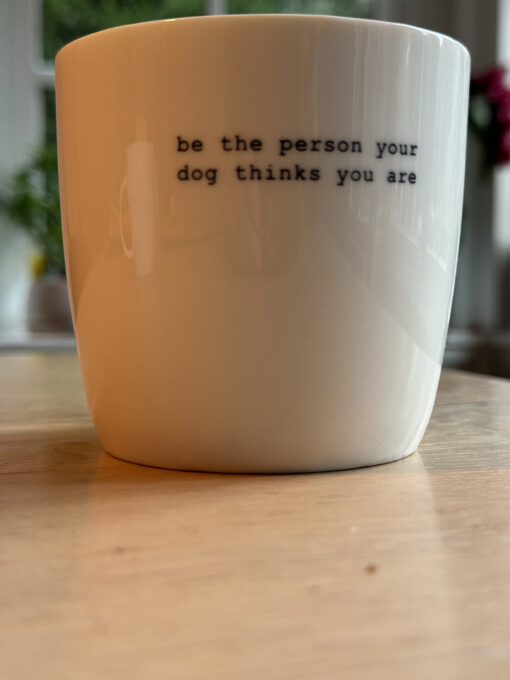 Mok wit met tekst: be the person your dog thinks you are | Sögne