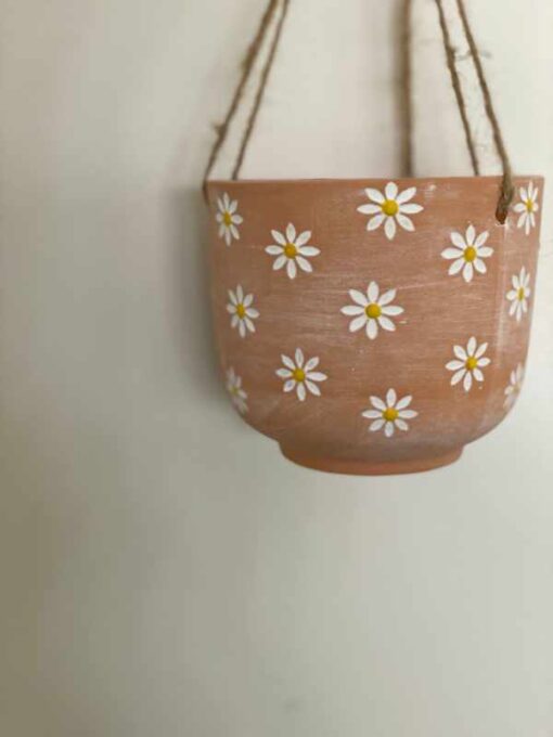 Vintage terracotta hangende bloempot met witte bloemen | Sass and Belle