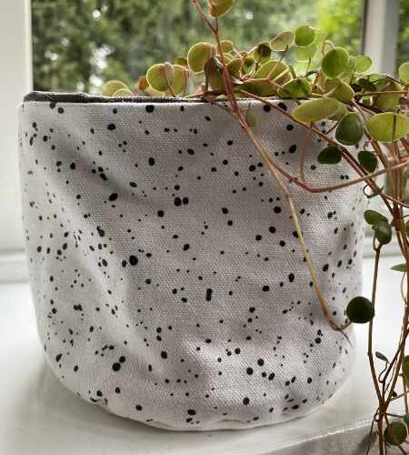 Plantenmandjes waterdicht wit met zwarte spikkels | Baski