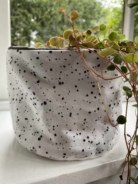 Plantenmandjes waterdicht wit met zwarte spikkels | Baski