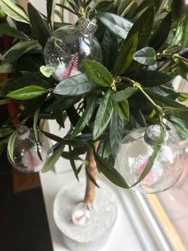 Kerstbal transparant met roze kerstboom | Sass and Belle